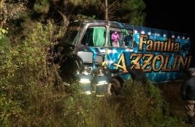 Acidente com ônibus da banda Família Azzolini deixa dois mortos no PR