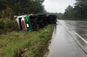 Mulher fica ferida após carreta da Argentina tombar na BR-470 