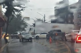 Caminhão com problema mecânico bloqueia o trânsito em Joaçaba