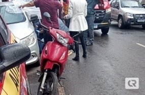 Carro atinge motociclista após motorista fazer conversão proibida na XV