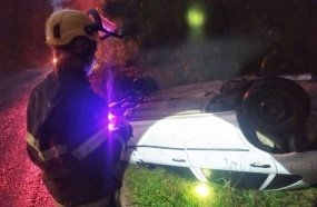 Mulher é socorrida por populares após capotar o carro na BR-282 