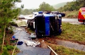 Duas pessoas ficam feridas após carreta tombar na BR-470 