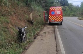 Motociclista fica ferido após colidir contra barranco na BR-282 