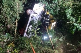 Mulher despenca em ribanceira após carro sair da estrada