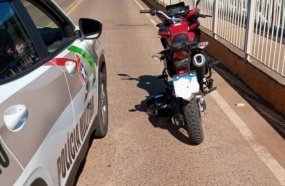 Indivíduo é preso ao ser flagrado com motocicleta furtada 