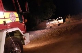 Motorista fica preso às ferragens após colisão entre veículos 