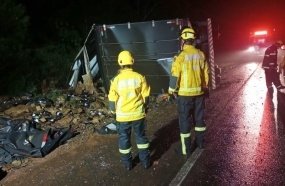 Motorista perde a vida após carreta tombar na SC-135