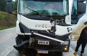 Colisão entre caminhões deixa motorista ferido na BR-282 