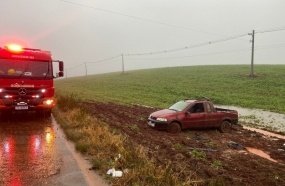Idosos ficam feridos após picape sair da pista e capotar na BR-470