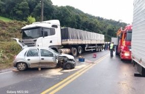 Mulher fica ferida após ter carro atingido por caminhão na SC-355