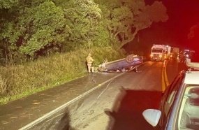 Motorista sofre ferimentos graves após ser ejetado do carro durante capotamento 