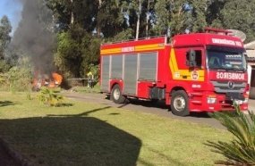 Carro fica destruído após pegar fogo em Videira 