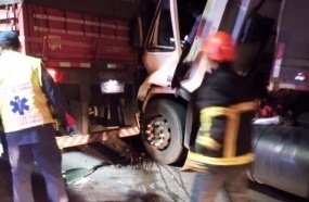 Motorista fica preso às ferragens após bater caminhão na traseira de carreta