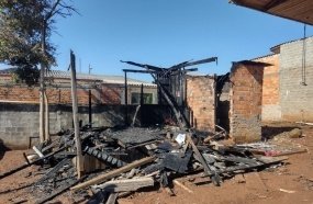 Moradora que perdeu casa em incêndio em Joaçaba precisa de ajuda 