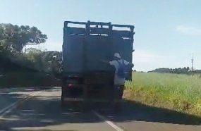 PRF flagra homem pendurado em caminhão na BR-282 