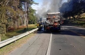 Ônibus é consumido por incêndio em Santa Cecília 