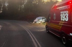 Motorista fica ferido ao ser ejetado do carro durante capotamento na SC-464