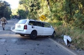Colisão entre carro e caminhão mata jovem e deixa dois feridos na BR-282