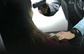 Mulher tem veículo tomado de assalto por dupla armada 