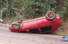 Mulher fica ferida após carro capotar na curva da SC-390