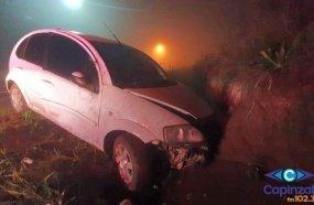 Motorista fica ferido após carro sair da pista e capotar na SC-150