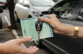 Mulher perde o carro ao cair no golpe da 'busca e apreensão'