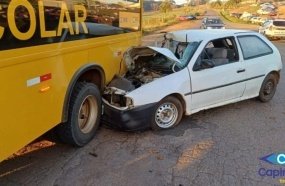 Motorista fica ferido após colidir carro na traseira de micro-ônibus