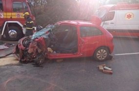 Duas pessoas ficam feridas após colisão entre carro e caminhão 