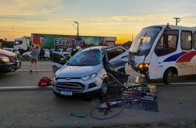 Condutora fica presa às ferragens após carro ser atingido por micro-ônibus