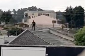 Indivíduo alterado é preso após invadir casa e subir no telhado 