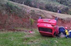 Motorista perde a vida após capotar carro em barranco na BR-282