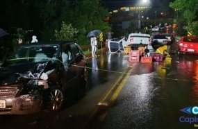 Carro parado sobre ponte provoca acidente com quatro veículos 