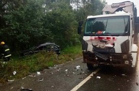Motorista morre ao ser ejetado de carro após colisão na BR-282