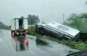 Caminhão tomba após sair da pista em Joaçaba 