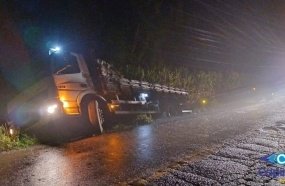 Caminhão sai da pista ao desviar de buracos na SC-150