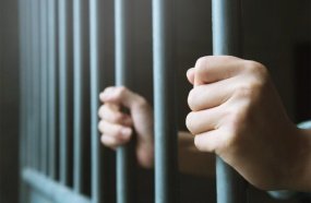 Homem que tentou matar ex-namorada e o pai dela volta para a prisão