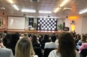 Palestra com a especialista em marca pessoal arrecada recursos e alimentos