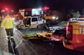 Motorista é resgatado das ferragens após colisão frontal na BR-470