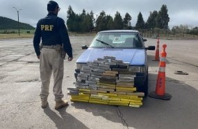 Adolescente é apreendido dirigindo carro com drogas na BR-153