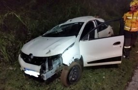 Carro capota em barranco às margens do acesso de Joaçaba