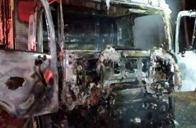 Caminhão pega fogo em Joaçaba enquanto motorista dormia na cabine