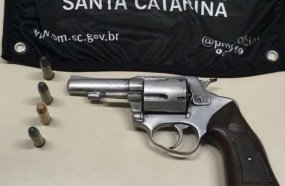 Homem é preso após agredir e ameaçar a ex-mulher com revólver