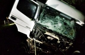 Condutor fica ferido após carreta bitrem tombar na SC-390 