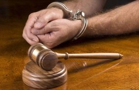 Homem é condenado a mais de 800 anos de prisão por estupro da enteada