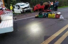 Colisão frontal entre dois carros mata três pessoas na BR-282 