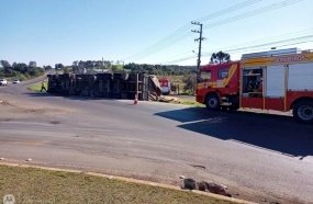 Motorista tomba carreta após contornar trevo na BR-282 