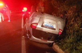 Gestante é socorrida inconsciente após carro capotar na BR-282