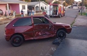 Jovem fica ferido após colisão entre dois carros 