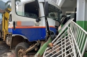 Caminhão de empresa hervalense invade posto de saúde no Oeste 