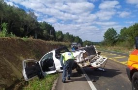 Colisão entre picape e caminhão deixa dois feridos na BR-282 